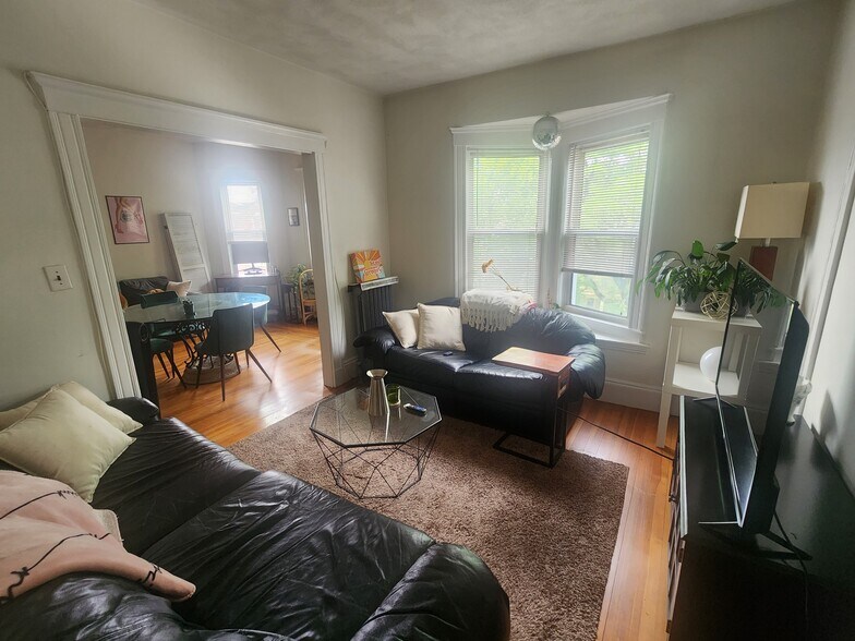 Living/TV - 42 Belknap St