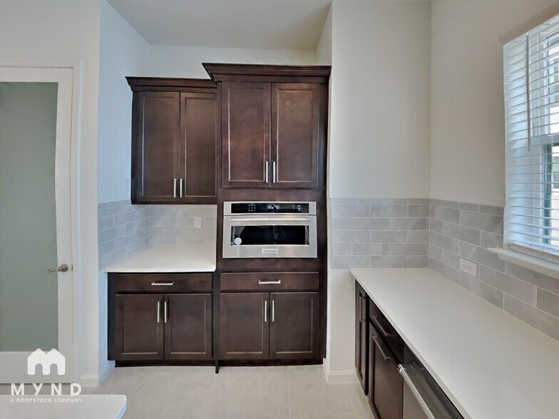 Building Photo - 2353 Brix St