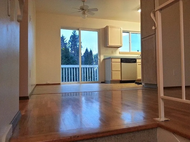 Building Photo - Spacious split entry home