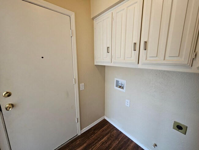 Building Photo - AVAILABLE NOW!