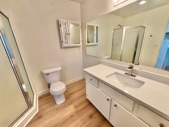 Building Photo - 2 WEEKS FREE RENT! Beautifully Remodeled, Easy Living Townhome. Location, Location!