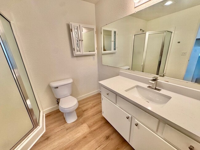 Building Photo - Beautifully Remodeled, Easy Living Townhome. Location, Location!