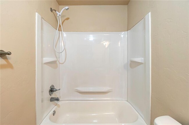 Building Photo - 904 Oakwood Dr