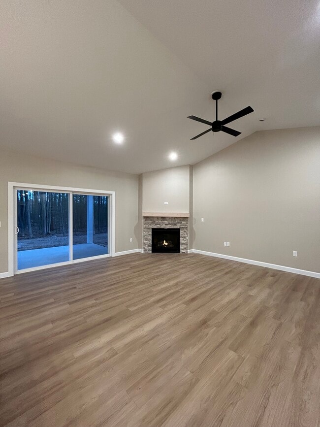 Building Photo - 1112 Reserve St N