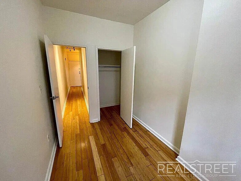 Building Photo - Spacious 3BR Apartment with Backyard Access in Prime Bushwick