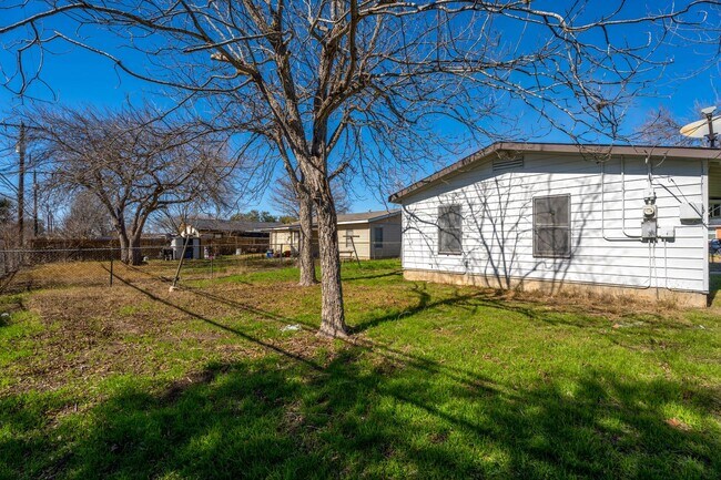 Building Photo - Fairlawn 3 bedroom, 1 bath ready for move-in