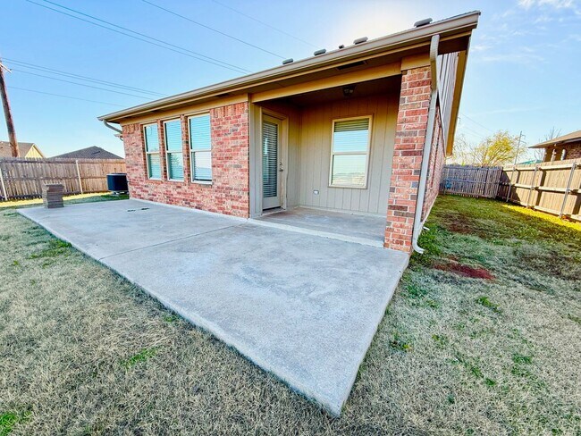 Building Photo - Great Family Home, Great Neighborhood