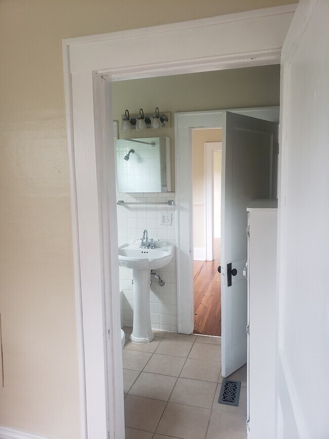 Building Photo - 907 E Holston Ave