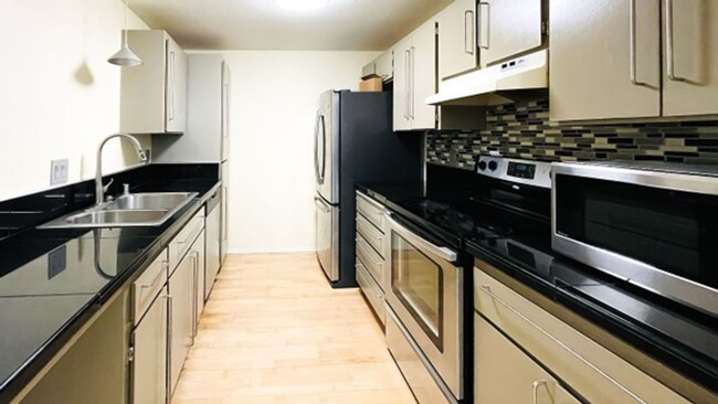 Building Photo - Light & bright Corner Condo in prime Kirkl...