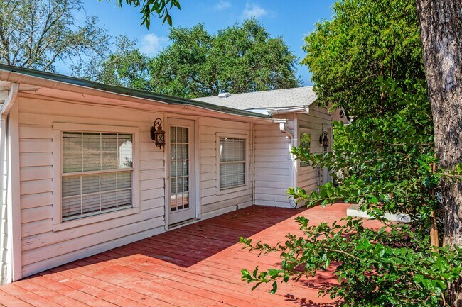 Building Photo - 313 Lilac Ln