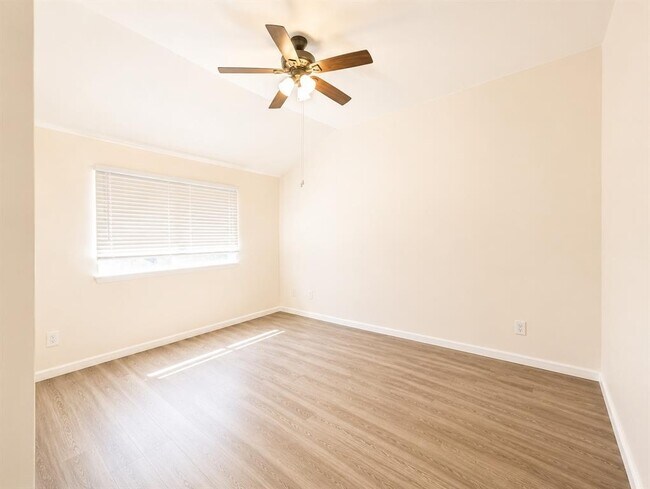 Building Photo - 501 Amaryllis Ave