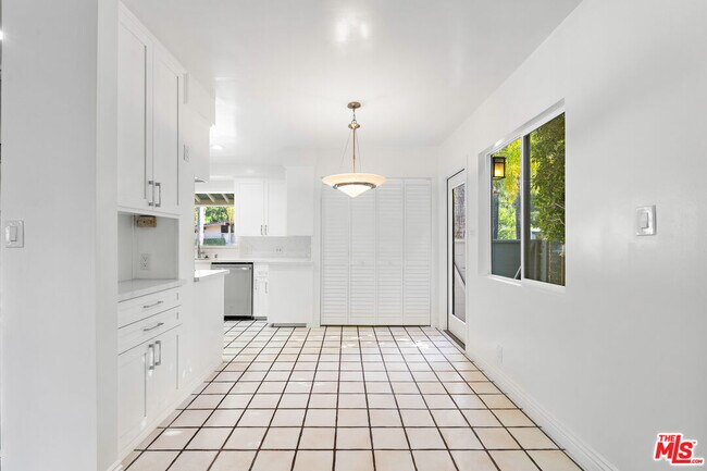 Building Photo - 3761 Sheridge Dr