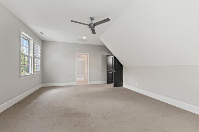 Building Photo - Custom Built 4BD, 4BA Home with Bonus Room...