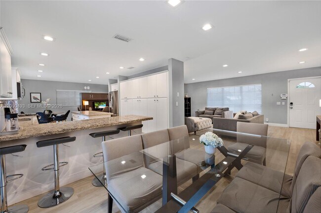 Building Photo - 7711 Coquina Dr