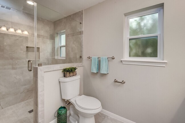 Building Photo - 158 Bluebonnet St