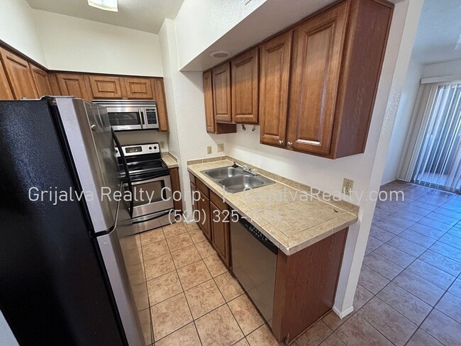Building Photo - Beautiful 2 Bedroom, 2 Bath Condo for Rent...