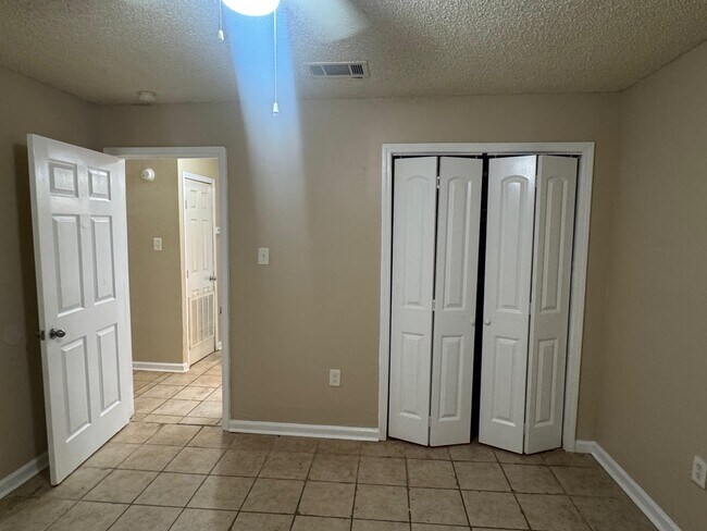 Building Photo - 3204 N Stevendale Rd