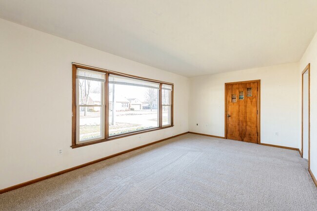 Building Photo - 319 N Lord Ave