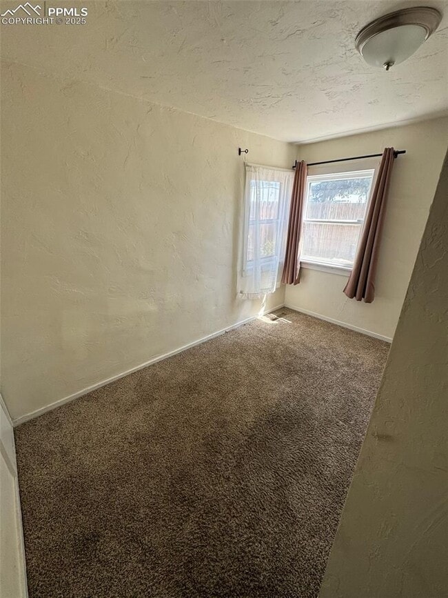 Building Photo - Centrally Located 1 Bedroom 1 Bathroom wit...