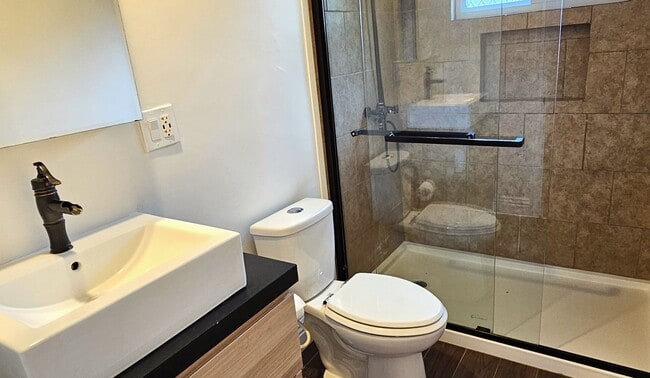 Building Photo - Gorgeous Remodeled 2 Bedrooms, 1 Bath Hous...