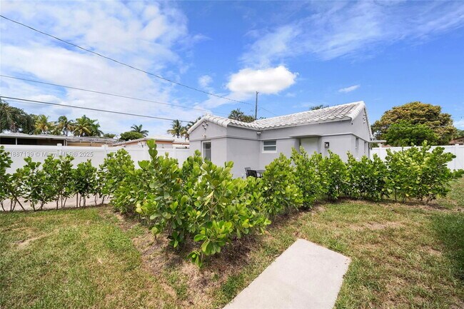 Building Photo - 1625 Hollywood Blvd