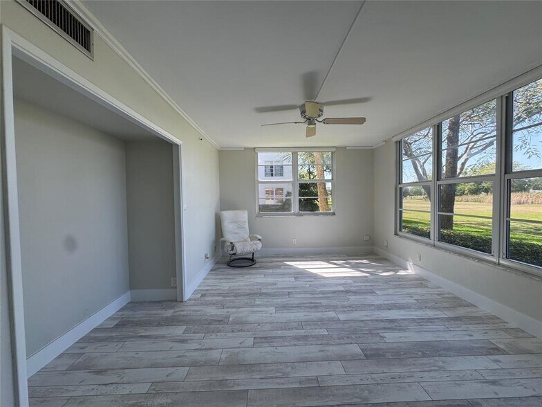 Building Photo - 2601 S Palm Aire Dr