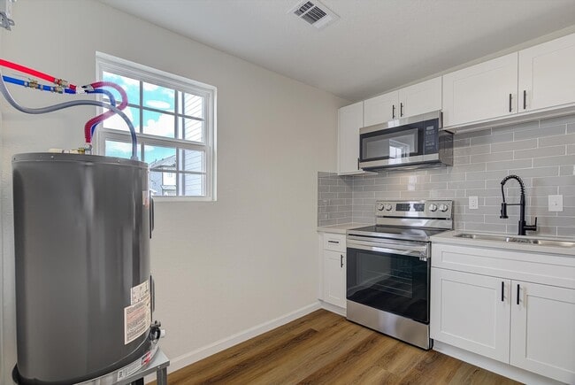 Building Photo - 6608 Avenue O