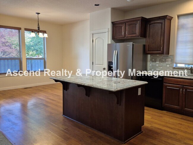 Building Photo - Available Immediately Minutes to Orenco Sh...