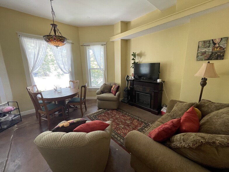 Building Photo - 486-1 E 3rd Ave