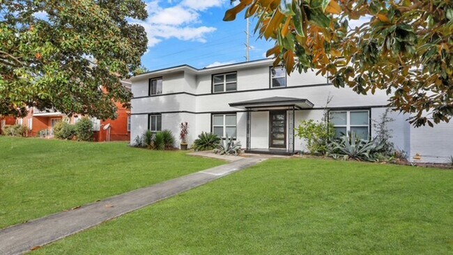 Building Photo - Beautifully renovated Move-in Ready 2bed 1...