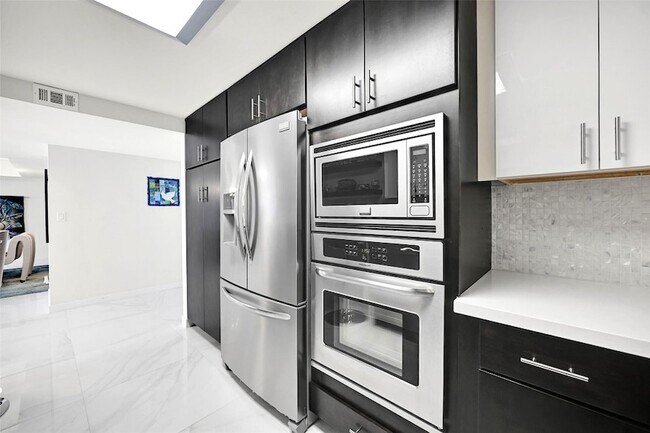 Building Photo - 1880 S Ocean Dr