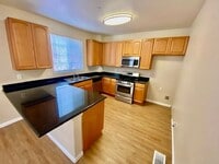 Building Photo - 3 bed 2.5 bath Townhouse with 2-car Garage...