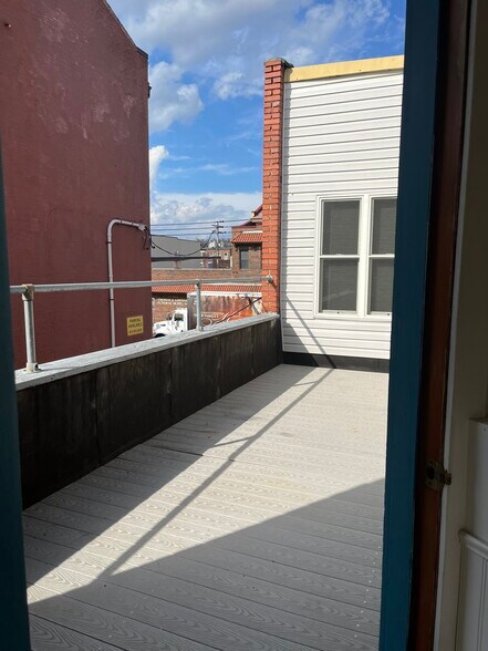 Outdoor Deck - 2328-2 E Carson St