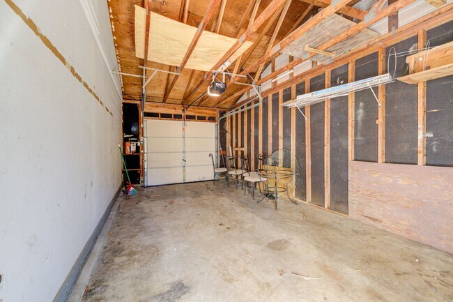 Building Photo - Renovated Pet Friendly House