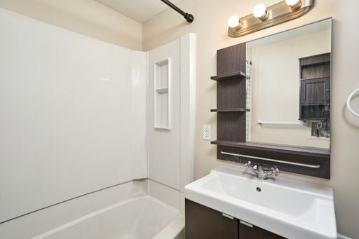 Building Photo - Totally renovated and new 5 Bedroom 2.5 Ba...
