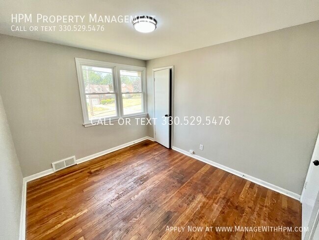 Building Photo - 885 S Green Rd