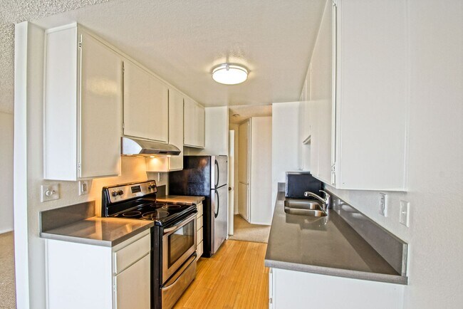 Building Photo - 2BR/2BA Condo with Stunning Ocean Views & ...