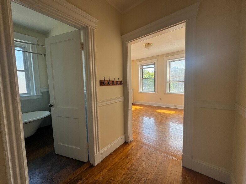 Building Photo - 352 Riverway