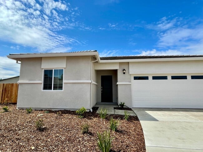 Building Photo - 754 Tamarack Ct