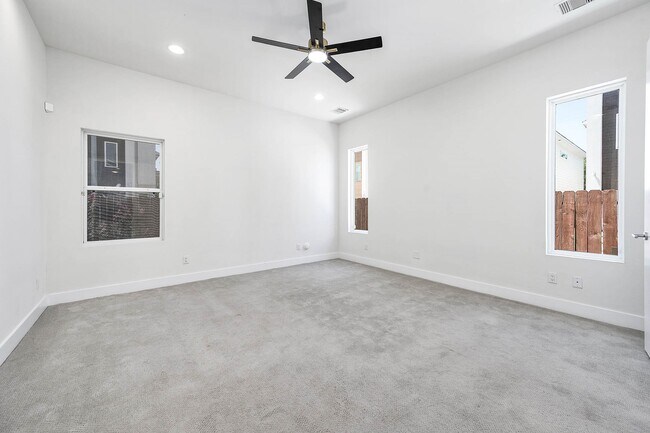 Building Photo - 5519 Paraiso Pl