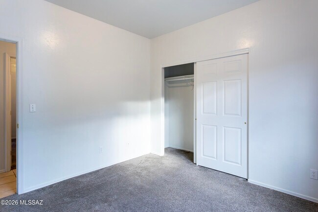 Building Photo - 392 Falcon Ct