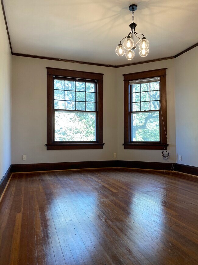 Building Photo - 1003 Maple Ave