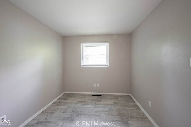 Building Photo - 5820 Grandview Dr