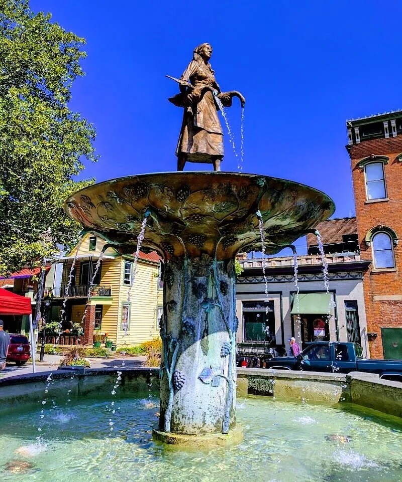 Building Photo - 230 W 6th St