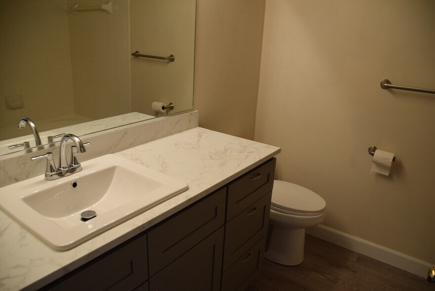 Building Photo - 1935 Piper St