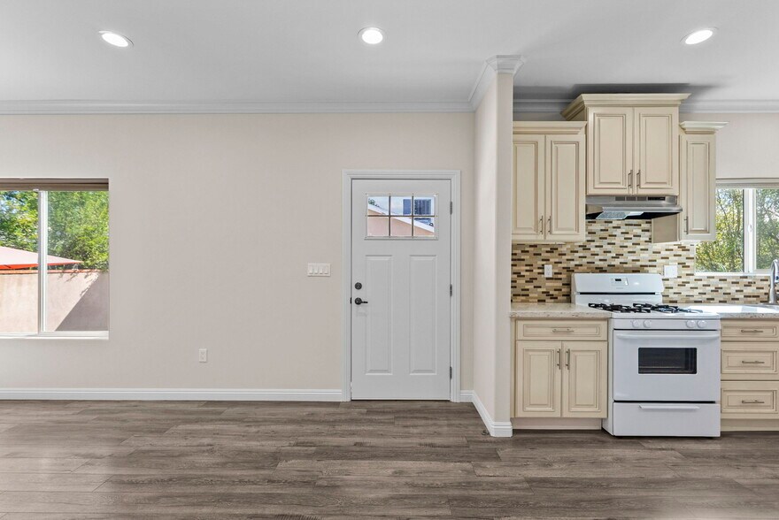 Building Photo - 6715 Cedros Ave