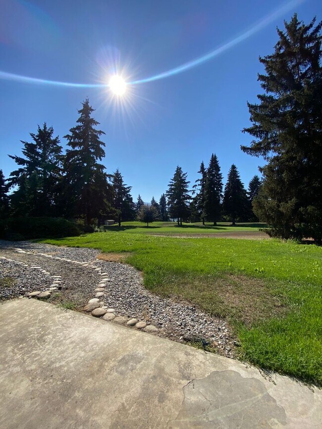 Building Photo - 4 Bed, 2 Bath -- Newly Renovated -- Home on Wenatchee Golf & Country Club's 16th Fairway**