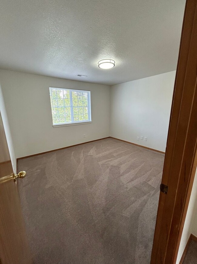 Building Photo - Newly Remodeled 4B/2.5Ba in East Vancouver!