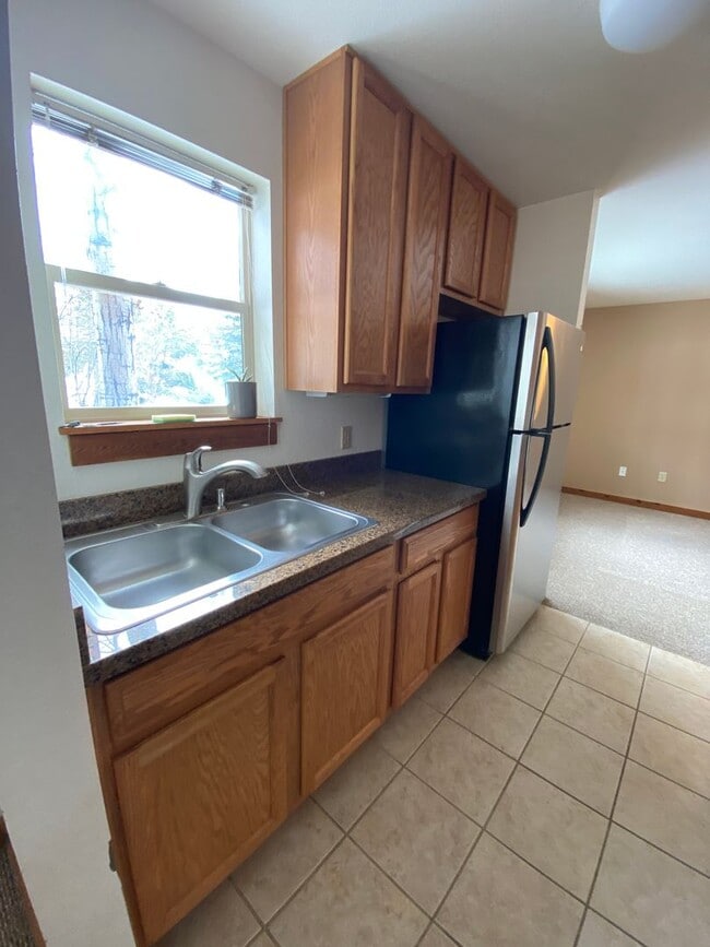 Building Photo - Pet Friendly (1 dog only) Ponds Studio