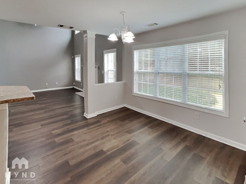 Building Photo - 6062 Park Bend Ave